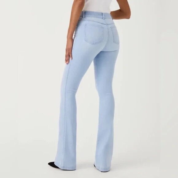 NWT SPANX Retro Light Wash Flare Leg Pullon 20348R Jeans Size Medium - Picture 2 of 9